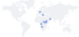 A imagem representa um mapa feito de pontos cinzas, com pontos azuis marcando os 8 países em que o Naval Group está presente.